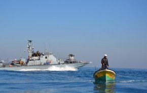 زوارق الاحتلال تطلق نيرانها تجاه مراكب الصيادين شمال قطاع غزة
