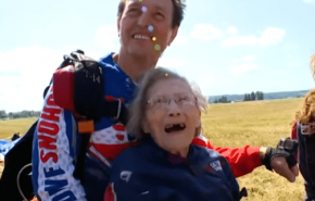 شاهد عجوز بعمر 103 أعوام تدخل 'غينيس' بالقفز بالمظلة