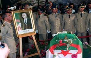 نجل الرئيس الجزائري الاسبق يتهم 4 جنرالات باغتيال والده