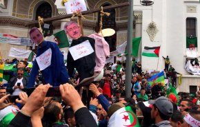 مئات الجزائريين يتظاهرون مطالبين برحيل رموز نظام بوتفليقة