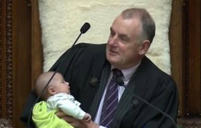 شاهد: من هو الطفل الذي يرضعه رئيس برلمان نيوزيلندا؟!