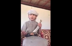  فیلمی تکان دهنده از کودک سعودی که با چاقو معلمان زن را تهدید می کند