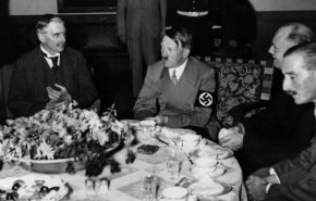 ماذا تعرف عن القصة المذهلة لمتذوقات طعام هتلر؟