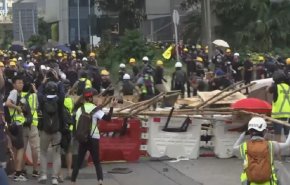 بالفيديو.. هونغ كونغ تشتعل إثر مواجهات بين الشرطة والمحتجين