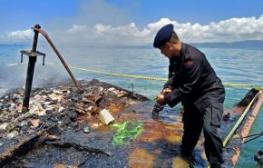  مقتل 3 وإجلاء 300 بعد حريق بعبارة في إندونيسيا
