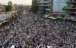 فيديو.. الآلاف يتظاهرون في باكستان ضد إجراءات الهند في كشمير