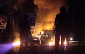 محتجون يشعلون النار في مبانٍ حكومية في اندونيسيا