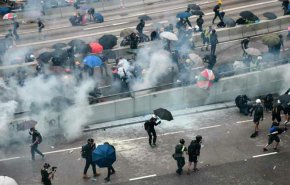 بالفيديو.. مواجهات عنيفة بين محتجين وقوات الشرطة في هونغ كونغ