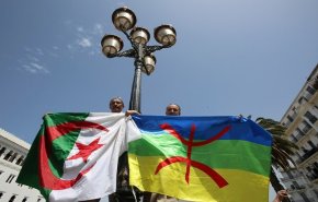 الجزائر.. القضاء يرفض الإفراج عن 4 معتقلين رفعوا رايات أمازيغية 