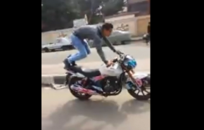 بالفيديو: نهاية مؤلمة لمصري يستعرض مهاراته على دراجة نارية