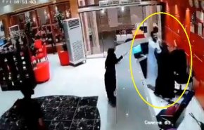 شاهد.. تعدي نزيل سعودي على موظفة الفندق بسبب المساج