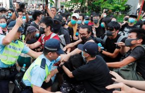 محتجو هونغ كونغ ينقلون رسالتهم إلى القنصلية الأميركية