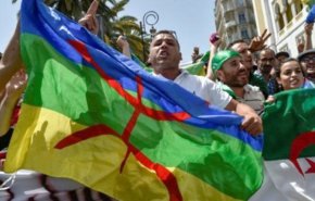 القضاء الجزائري يخلي سبيل متظاهر رفع راية أمازيغية