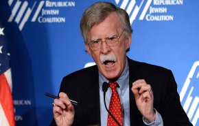 بلومبيرغ: ترامب بحث خفض الحظر على إيران وتسبب في خلاف مع بولتون