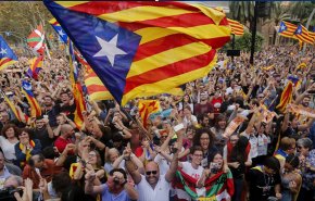 مئات الآلاف يخرجون في المسيرة السنوية للانفصاليين في كتالونيا