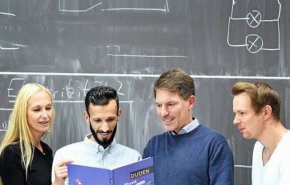 لاجئ سوري يبدأ بتعليم الفيزياء للألمان.. وصحف المانية تحتفي به