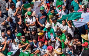 تجدد التظاهرات في الجزائر للمطالبة برحيل رموز النظام السابق