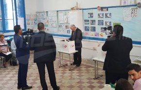 رئیس جمهور موقت تونس رأی خود را به صندوق انداخت