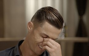 دموع رونالدو تنهمر بمشاهدة فيديو لأبيه الراحل + فيديو