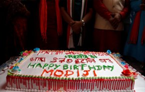 تاج ذهبي وفيلم سينمائي احتفالا بعيد ميلاد رئيس وزراء الهند (صور)