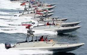 حرس الثورة يجري استعراضا بحريا في الخليج الفارسي