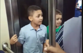 شاهد..طفلان ينشدان بطريقة رائعة داخل مترو الأنفاق، وهكذا تفاعل الناس معهما!