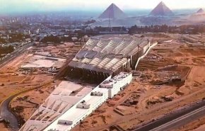 وصول قطع أثرية ضخمة إلى المتحف المصري الكبير تمهيدا لعرضها