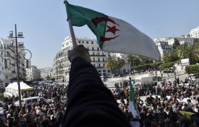 بالفيديو... لماذا اشتعل الحراك من جديد في الجزائر؟
