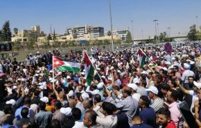 حكومة الأردن ونقابة المعلمين تبحَثان عن “صيغةٍ ما” لإنهاء “الإضراب”