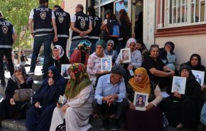 فيديو: اعتصام أسر تركية وايرانية في دياربكر للمطالبة بعودة أبنائهم المختطفين