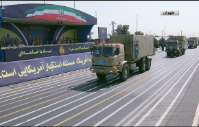 رسائل الاستعراض العسكري لاسبوع الدفاع المقدس في ايران