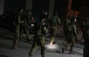 اعتقال 55 فلسطينيا بينهم والدة أسير في الضفة الغربية