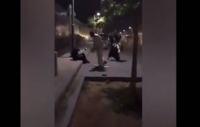 بالفيديو..رجل يعتدي على امرأة في السعودية ويثير غضب النشطاء