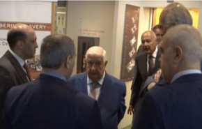 بالفيديو/ المعلم يتجاهل رئيس الجامعة العربية لبرهة ... شاهد ماذا حصل
