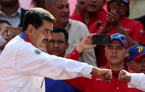 الرئيس الفنزويلي يتسلم هدية 