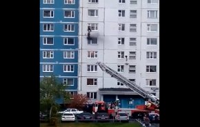 شاهد رجل شجاع كيف ينقذ امرأة من النيران بالطابق الخامس