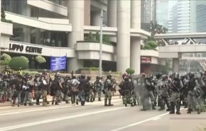 شاهد مواجهات واسعة بين المحتجين والقوات الأمنية في هونغ كونغ