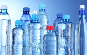 تحذير.. زجاجات المياه المعدنية تحتوي مواد كيميائية سامة!