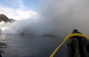بالفيديو.. لحظة إنهيار جبل جليدي ضخم بالقرب من قارب!