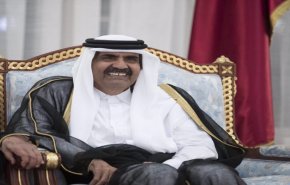 فيديو... أمير قطر السابق يمازح نجما رياضيا ويذكره بسجنه
