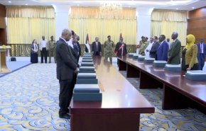 شاهد: بعد تكرار لسيناريو حكومة البشير.. شكوك تنسف آمال السودانيين
