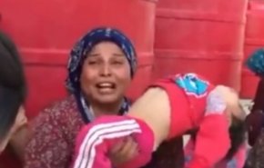 فيديو (+18).. رسالة من كردية تحمل جثة طفلتها إلى أردوغان 