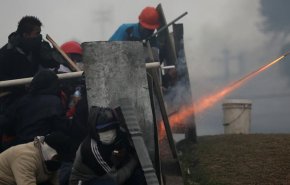 درگیری معترضان و نیروهای پلیس در آمریکای لاتین بر سر حذف یارانه سوخت / خودروهای نظامی ارتش وارد خیابان‌های اکوادور شدند