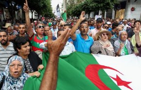 مسيرة شعبية جديدة بالجزائر... وصالح يهدد من يعرقل الانتخابات
