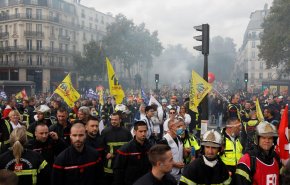 درگیری پلیس فرانسه با آتش‌نشان های معترض