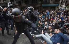 شاهد.. اشتباكات عنيفة في برشلونة في اليوم الخامس للاحتجاجات