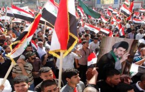 حشد من  زوار الاربعين يرددون شعارات دعا اليها الصدر