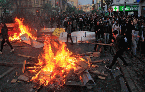 اشتباكات بين المتظاهرين و الشرطة في تشيلي 