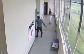 فيديو/ في مشهد بطولي .. معلم ينتزع بندقية من يد طالب