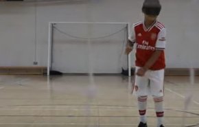 بالفيديو.. الفتى ميكي يلعب كرة القدم رغم فقدانه بصره